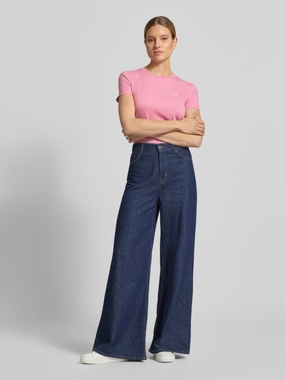 Frauenmodel trägt Regular Fit T-Shirt aus reiner Baumwolle von Tom Tailor Denim, Optik: Unifarben, Statement-Stitching, Rundhals, Kurzarm, Jersey-Material, Ganzkörperansicht von vorne.