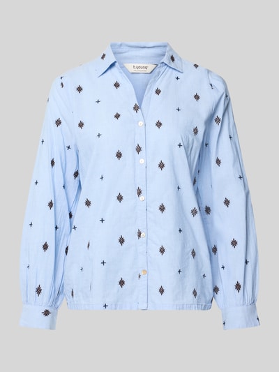 Produktfoto, lichtblauwe katoenen blouse met zwarte geborduurde motieven, knoopsluiting, ballonmouwen, los model, Model 'FABIENNE' van b.young, puur katoen, ruglengte maat 36: 63 cm, mouwlengte maat 36: 58 cm