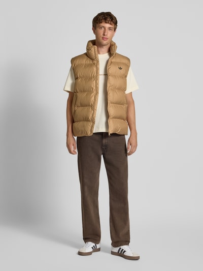 adidas Originals Kamizelka pikowana z nadrukiem z logo i stójką Średniobrązowy 1