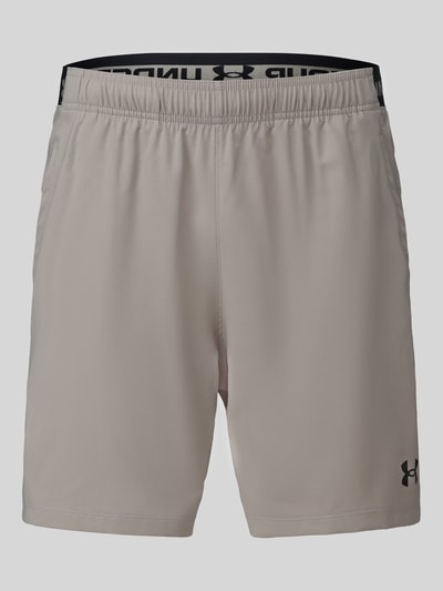 Produktfoto, hellgraue Regular Fit Sportshorts mit Logo-Print von Under Armour, glatte Textur, Herren Sportshorts von Under Armour