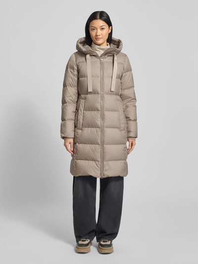Vrouwenmodel draagt Shaped Fit Daunenmantel met Kapuze van Marc O'Polo in effen beige met lange mouwen, doorgestikt materiaal, Ganzkörperansicht van voren.