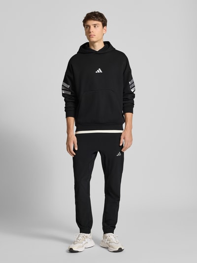 adidas Sportswear Bluza z kapturem z logo i kieszenią kangurką Czarny 1