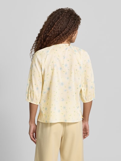 Frauenmodel trägt Bluse mit Rundhalsausschnitt und Binde-Detail von JAKE*S STUDIO WOMAN aus reiner Baumwolle, gelb mit Muster, 3/4-Arm, gerader Schnitt, Rückenlänge 59 cm bei Größe 38, Ganzkörperansicht Rückansicht.