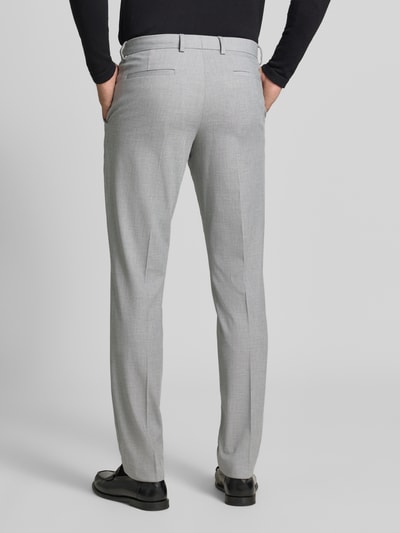 Männermodel trägt Regular Fit Anzughose mit Viskose-Anteil von s.Oliver BLACK LABEL in Hellgrau mit glatter Textur, Ganzkörperansicht Rückansicht.