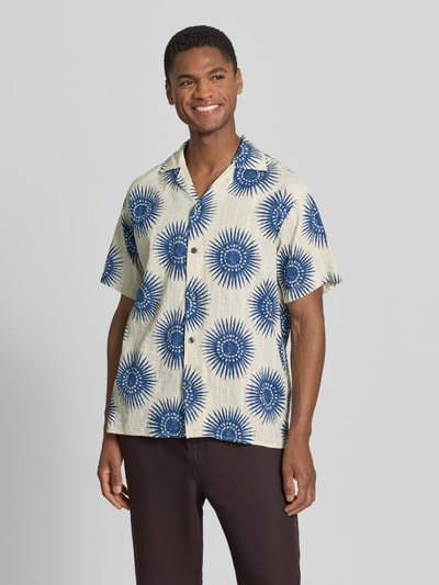 Männermodel trägt Regular Fit Freizeithemd im Allover-Look Modell 'BILBAO' von Jack & Jones Premium, cremeblau mit Sonnenmuster, reine Baumwolle, Ganzkörperansicht von vorne.