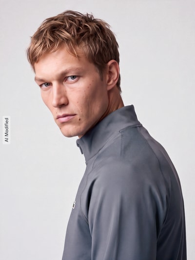 Männermodel trägt Slim fit Trainingsjacke mit Logo-Detail von Lacoste, grau, glatte Textur, Nahaufnahme Oberkörper, KI-modifiziertes Bild. Herren Trainingsjacke von Lacoste Sport