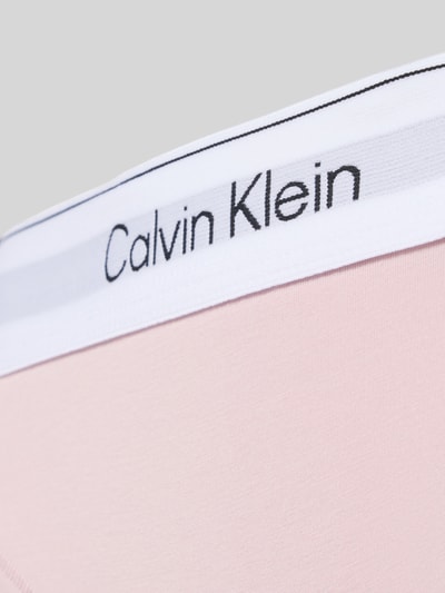 Produktfoto, Slip aus Baumwoll-Modal-Mix von Calvin Klein Underwear in zartem Rosa mit weißem elastischem Bund und schwarzem Logo auf grauem Hintergrund