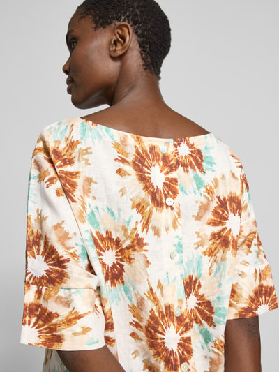 Frauenmodel trägt Bluse aus Leinen mit U-Boot-Ausschnitt von Christian Berg Woman, buntes Batik-Muster, Loose-Fit, 1/2-Arm, Rückenansicht