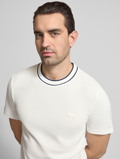 Männermodel trägt Regular Fit T-Shirt aus Baumwoll-Mix von Lacoste, Optik: Unifarben, Logo-Stitching, Nahaufnahme Oberkörper