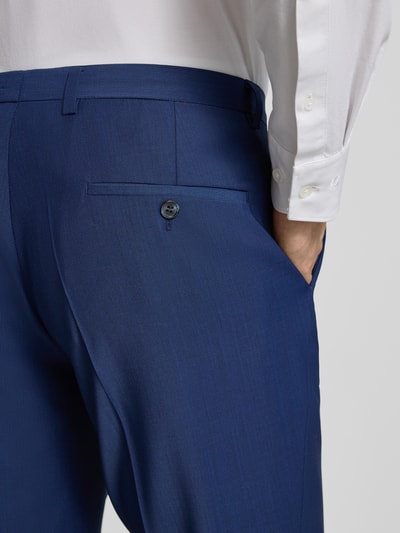 Männermodel trägt Stoffhose mit Gesäßtaschen Modell 'CEDRIC' von CG - Club of Gents, Material-Mix mit Woll-Anteil, Nahaufnahme Rückansicht.