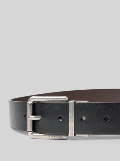 Productfoto, Gürtel aus echtem Büffelleder van CK Calvin Klein, zwart glad leer met doornsluiting, label in reliëf, heren, leerlook, dubbellaags, materiaalverwerking buffelleer.