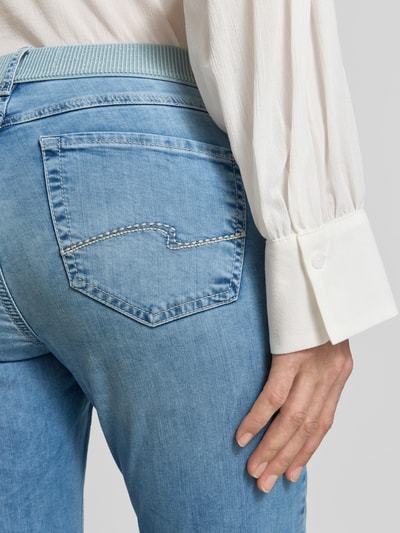 Frauenmodel trägt Cropped Hose mit elastischem Bund Modell 'ORNELLA' von Angels aus blauem Baumwoll-Mix mit Stretch, Detailaufnahme Rückansicht.