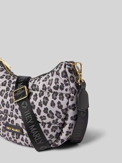 Produktfoto, Bauchtasche mit Steppnähten Modell 'Lifetime Buddy' von Hey Marly mit Allover-Leo-Muster, Label-Patch und abnehmbarem Schulterriemen, Reißverschlussfach, Farben Grau und Schwarz, strukturierte Oberfläche, Maße 26x20x8 cm, Schulterriemen 94 cm.