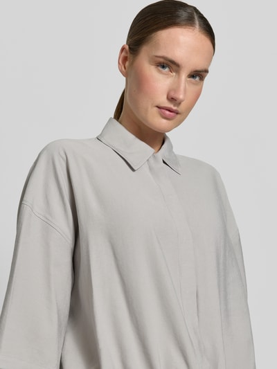 Modelka nosi Boxy Fit Bluzę aus Modal-Mix Modell 'LAINAY' od Drykorn, jasnoszary kolor, kołnierzyk, 3/4 rękaw, zbliżenie na górę ciała