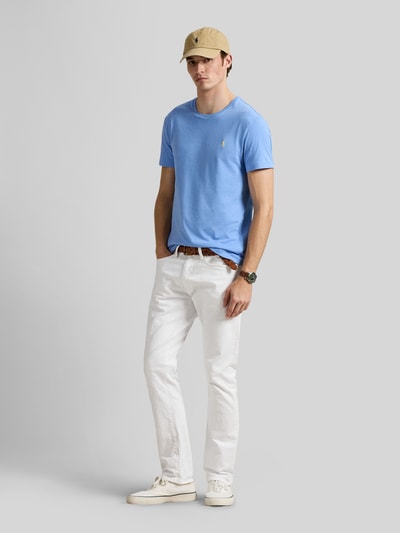 Męski model nosi Regular Fit T-Shirt aus reiner Baumwolle von Polo Ralph Lauren, gładki jersey z krótkim rękawem, logo haft, kolor niebieski, widok całej sylwetki z przodu.