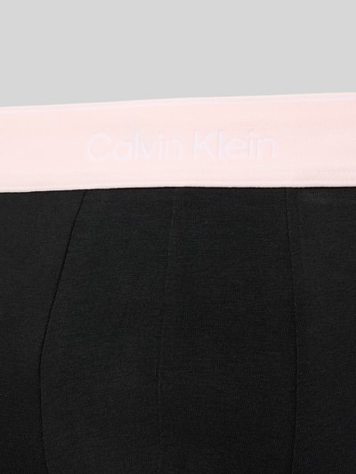 Produktfoto, Trunks aus Baumwoll-Mix im 3er-Pack von Calvin Klein Underwear mit elastischem Logo-Bund, Schwarz mit hellrosa Bund, feine Struktur.