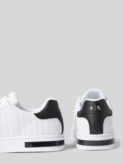 Produktfoto, Sneaker mit Schnürung und Logo-Muster von Armani Exchange, weiß-schwarz mit Label-Detail, Absatzhöhe 3 cm, Schafthöhe 8 cm, Schaftweite 10 cm, Herren Sneaker