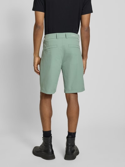 Männermodel trägt Shorts mit Reißverschlusstaschen Modell 'VIDAL2' von FIRE + ICE in Mintgrün, Material-Mix mit Stretch, Ganzkörperansicht Rückansicht.