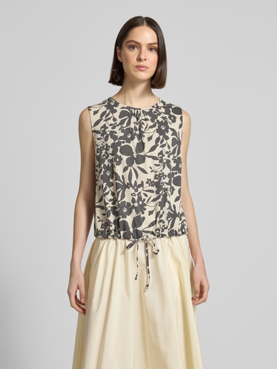 Kobiece modelka nosi Loose Fit Top aus reiner Baumwolle von Marc O'Polo, efekt: wzór na całej powierzchni, krój loose fit, okrągły dekolt, wykończenie: tunel, krój bez rękawów, materiał: bawełna, jasne kolory, widok całej sylwetki z przodu.