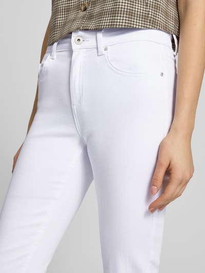 Frauenmodel trägt Flared Fit Jeans aus Baumwoll-Mix Modell 'BLUSH' von Only, Optik: Unifarben, 5-Pocket-Design, Nahaufnahme Oberkörper.