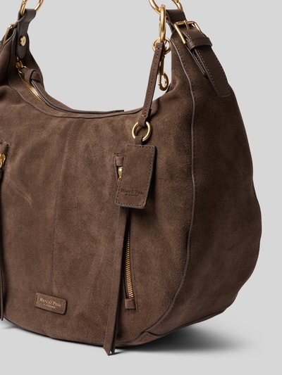 Produktfoto, Umhängetasche aus echtem Veloursleder mit goldenen Details von Marc O'Polo, brązowa skóra welurowa, zamki błyskawiczne, karabińczyk, brelok do kluczy, regulowany i odpinany pasek na ramię, główna przegroda, przegródka wewnętrzna, zamek błyskawiczny, materiał: skóra welurowa, imitacja skóry