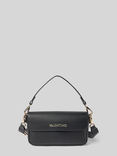 Produktfoto, Handtasche mit Label-Applikation Modell 'ALEXIA' van VALENTINO BAGS in zwart, hoofvak met overslag en magneetsluiting, draagband en schouderband, breedte 25 cm, lengte 15 cm, diepte 6 cm, bandlengte 80 cm.