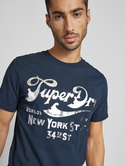 Superdry T-shirt z nadrukiem z logo model ‘METALLIC WORKWEAR’ Granatowy 3