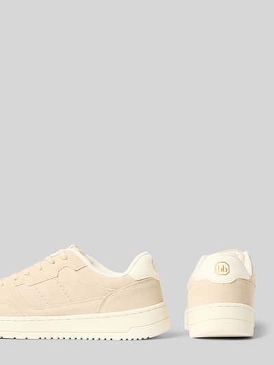 Productfoto, beige heren sneakers met afgeronde punt, vetersluiting en labeldetails, model 'ATH', hakhoogte maat 44: 5 cm, schachthoogte 7 cm, schachtbreedte 7 cm, Sneaker mit Schnürung und Label-Details Modell 'ATH' van Bruno Banani