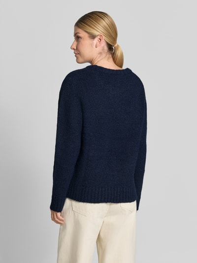 Frauenmodel trägt Strickpullover mit Woll-Anteil und Rundhalsausschnitt von ICHI, dunkelblau, beige Hose, Ganzkörperansicht Rückansicht, Regular Fit, Rückenlänge 60 cm, Ärmellänge 70 cm, Modell BAYANA, Material-Mix