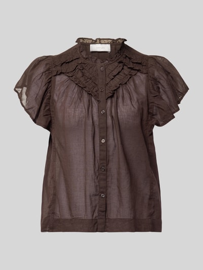 Produktfoto, Regular Fit Bluse mi Rüschenbesatz Modell 'Vinsa' von Neo Noir aus Reine Baumwolle, Kurzärmeliges Design, Stehkragen, durchgängige Knopfleiste, Rückenlänge 56 cm, Ärmellänge 15 cm, in dunklem Braunton, transparente Struktur, leicht glänzende Textur