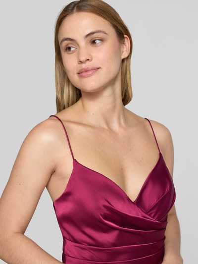 Kobiece modelka nosi długa sukienka 'Maxikleid mit rückseitiger Schnürung' od Hey Kyla, mieszanka materiałów z dodatkiem streczu, linia a, dekolt w serek, wiązanie z tyłu, kolor bordowy, lekko błyszcząca tekstura, zbliżenie na górną część ciała, zdjęcie z przodu.