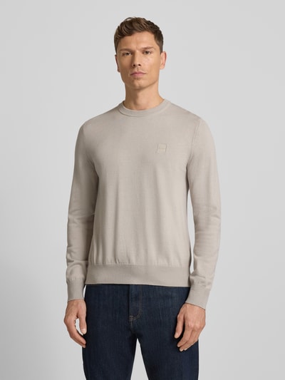 Männermodel draagt Regular Fit Pullover uit katoen-kasjmier-mix Model 'KANOVANO' van BOSS Oranje, effen look, labelpatch, ronde hals, lange mouwen, geribde zoom, knitwear, mix van katoen en kasjmier. Ganzkörperansicht van voren.