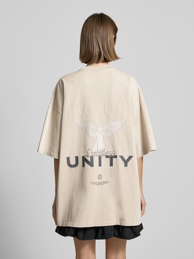 Karo Kauer Oversized T-Shirt mit Label-Print Modell 'UNITY' Taupe 5