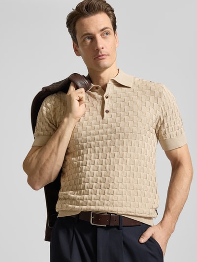 Męski model nosi Slim Fit Koszulkę polo z czystej bawełny Model 'Heritage' od Matinique, beżowa, prążkowane wykończenia, krótki rękaw, długość tyłu w rozmiarze M: 70 cm, widok na górną część ciała z przodu