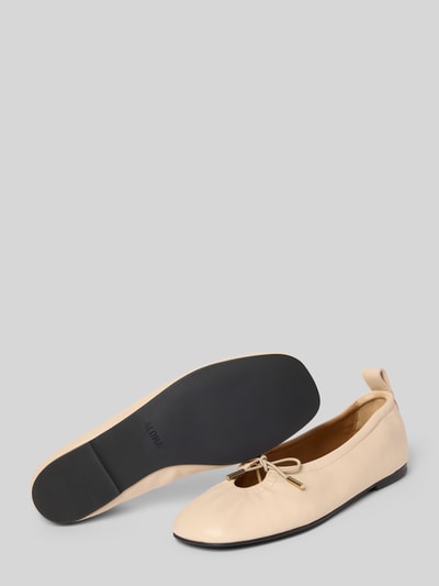 Produktfoto, Ballerinas mit Ziernaht Modell 'ROSALIND' von ALOHAS in Beige, runde Form, Schnürverschluss, glatte schwarze Sohle, 1 cm Absatz