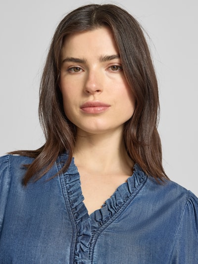 Vrouwenmodel draagt Regular Fit Blouse in denim-look model 'Wilke' van FREE/QUENT, lyocellmix met viscose, V-hals, ruches, close-up bovenlichaam.