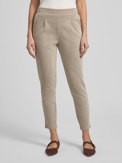 Frauenmodel trägt Slim Fit Stoffhose mit elastischem Bund Modell 'Kate' von ICHI, beigefarbener Baumwoll-Mix, Nahaufnahme Oberkörper.