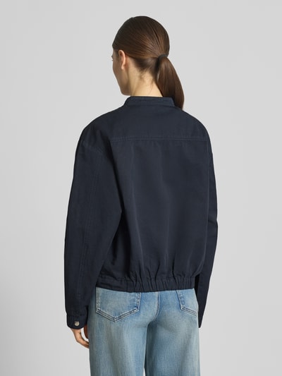 Frauenmodel trägt dunkelblaue Jacke aus Baumwoll-Leinen-Mix mit Reißverschluss von Lanius, Regular-Fit, Stehkragen, Rückenlänge 58 cm, Schulterbreite 43 cm, Brustweite 56 cm, Ärmellänge 62 cm, Ganzkörperansicht Rückansicht.