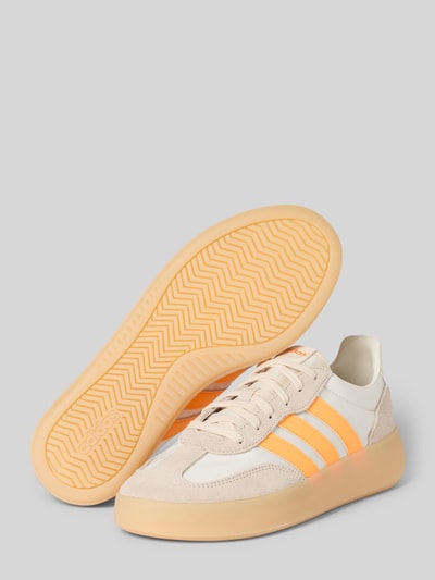 Produktfoto, Sneakersy mit Schnürverschluss von adidas Sportswear, mieszanka skóry, zaokrąglony czubek, detal z logo, fakturowana podeszwa, wysokość obcasa 4 cm, wysokość cholewki 7 cm, szerokość cholewki 6 cm, jasne kolory, pomarańczowe akcenty, gładka i teksturowana powierzchnia.