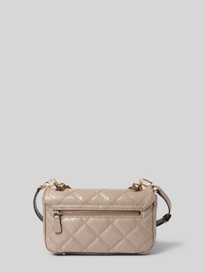 Produktfoto, Umhängetasche mit Label-Applikation Modell 'LIBBY' von Guess in Beige mit Ketten-Detail, Hauptfach mit Magnetverschluss, Maße 24x14x6 cm, Schulterriemen 114 cm.