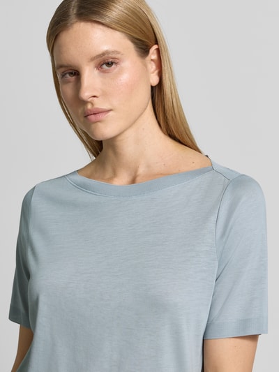 Frauenmodel trägt Loose Fit T-Shirt aus Lyocell-Baumwoll-Mix von Marc O'Polo, unifarben, kurzarm, U-Boot-Ausschnitt, Nahaufnahme Oberkörper