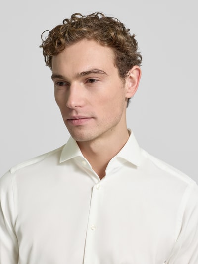 Männermodel trägt Regular Fit Businesshemd aus Twill von Jake*s in Weiß mit Haifischkragen, reine Baumwolle, Nahaufnahme Oberkörper.