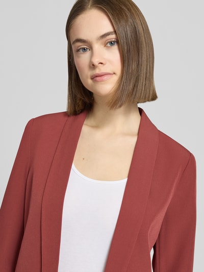 Frauenmodel trägt Regular Fit Longblazer mit 3/4-Ärmeln Modell 'ELLY' von Only, melierte Optik, Schalkragen, Nahaufnahme Oberkörper.