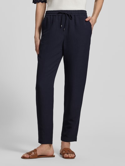 Kobiece modelka nosi Straight Fit Stoffhose aus Viskose-Mix mit Leinen-Anteil von Marc Cain, ciemny materiał stylizowany na len, wpuszczane kieszenie, mieszanka wiskozy z lnem, tunel w pasie, szerokość w rozmiarze 36: 37 cm, długość wewnętrzna nogawki w rozmiarze 36: 66 cm, Ganzkörperansicht z przodu.
