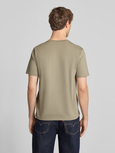 Männermodel trägt Regular Fit T-shirt aus puur katoen model 'EGGO' van Pepe Jeans in look: effen, jersey materiaal, Ganzkörperansicht Rückansicht.