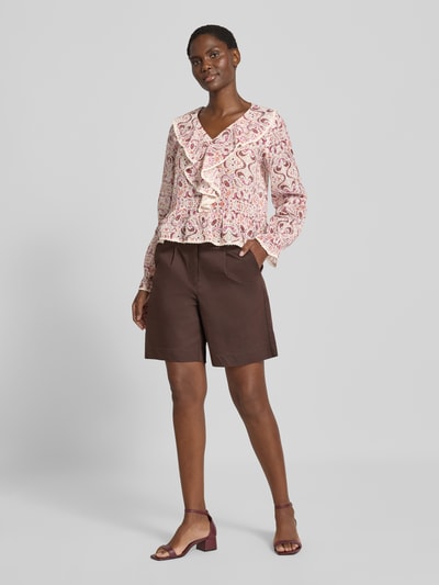 Frauenmodel trägt Regular Fit Bluse mit Allover-Paisley-Print Modell 'Ajda' von Neo Noir in Weiß und Rot, reine Baumwolle, Ganzkörperansicht von vorne.