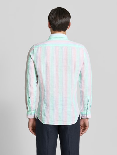 Männermodel trägt Slim Fit Leinenhemd mit Kentkragen von SEIDENSTICKER, pastellfarbene Streifen, Langärmelig, Rückenlänge 75 cm, Ganzkörperansicht Rückansicht.