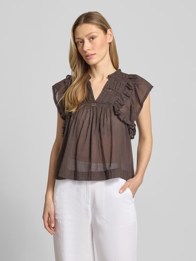 Kobiece modelka nosi bluzka z bawełny o prostym kroju Neo Noir Bluse mit Volants Modell 'Jayla', kołnierz z lamówką, falbany, długość tyłu w rozmiarze 36: 56 cm, widok całej sylwetki z przodu.