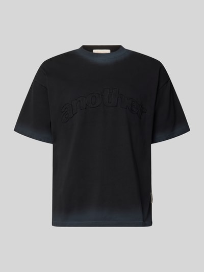 Produktfoto, czarne T-Shirt mit Label-Stitching und Rundhalsausschnitt von ANOTHER COTTON LAB z czystej bawełny, relaxed fit, długość tyłu 67 cm w rozmiarze M, gładka faktura