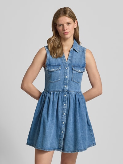 Kobiece model prezentuje Tailliert Jeanskleid aus reiner Baumwolle Modell 'CYRUS' von Only, tkanina stylizowana na denim, krój taliowany, długość mini, dekolt w serek, listwa guzikowa, bez rękawów, prosty dół, czysta bawełna, widok całej sylwetki z przodu
